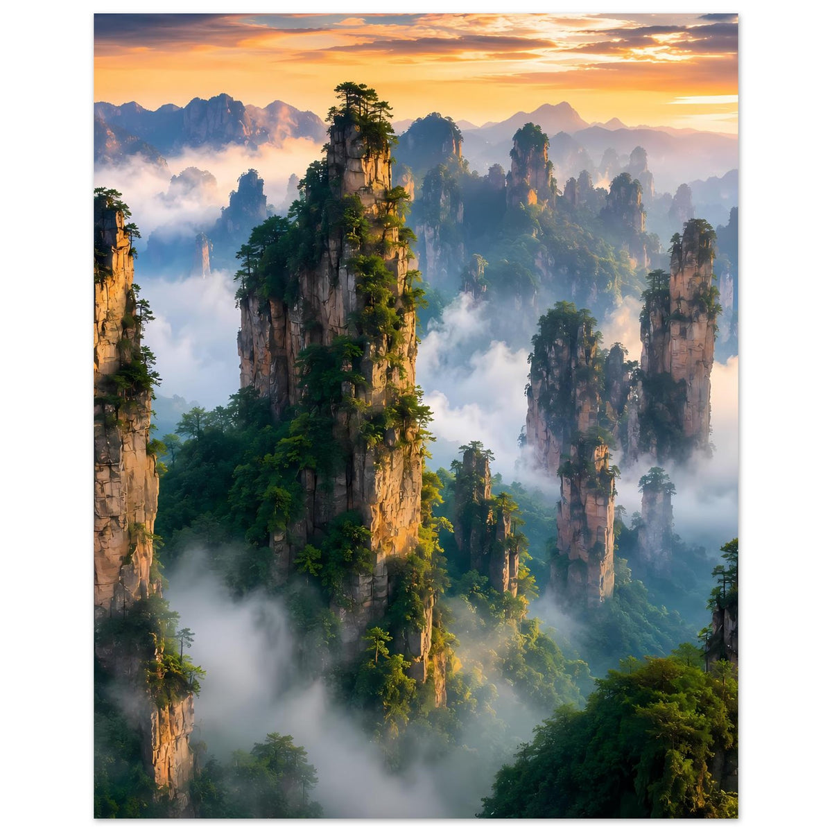 Vertikales Poster mit Dschungeltürmen bei Sonnenuntergangsstimmung, Nebel und Sonnenstrahlen