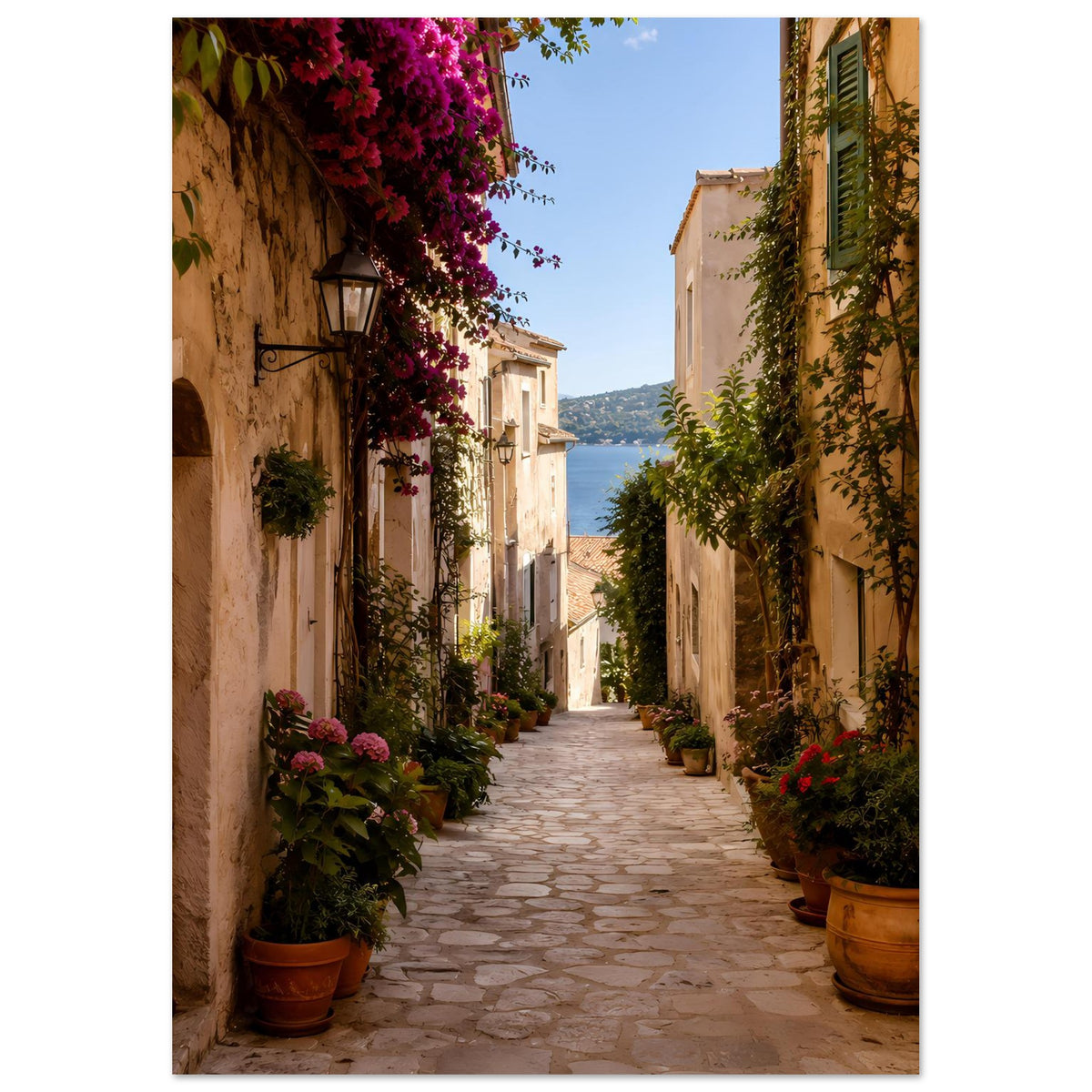 Wandposter, hochformat: mediterrane Gasse mit lila Blüten, Laterne und blattreichen Pflanzen