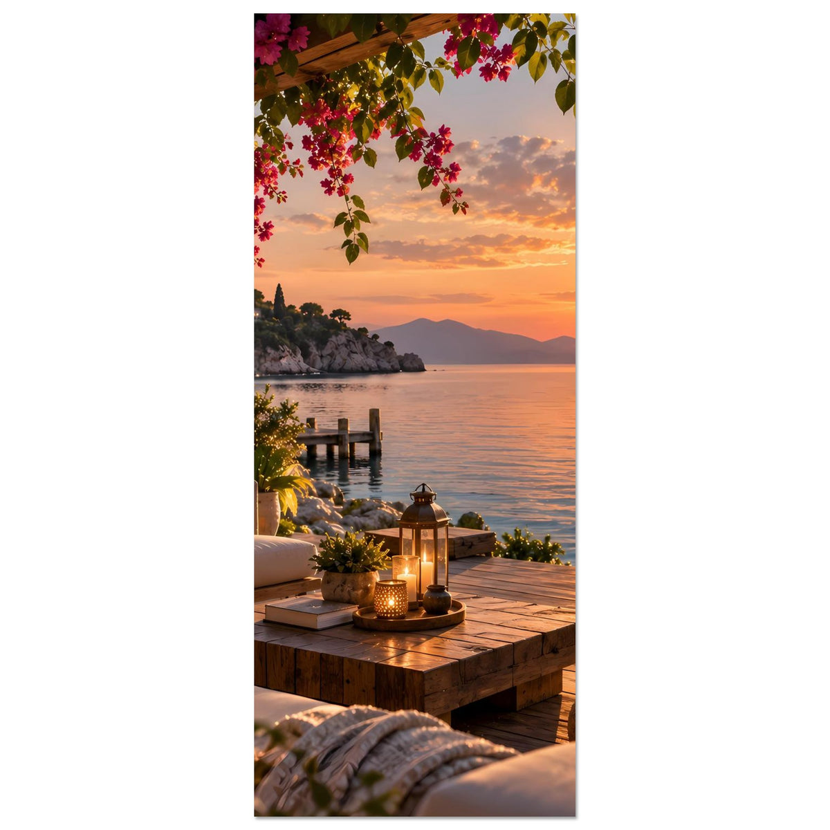 Vertikales Küsten-Terrassenposter: Holztisch mit Laternen, Blumenzweigen und Wasser bei Abendsonne