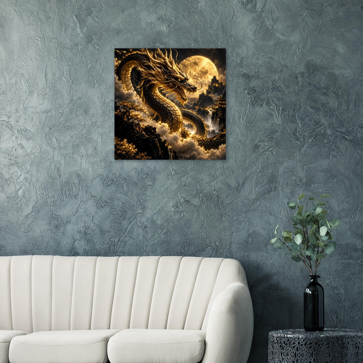 Quadratisches Drachenposter: goldener Drache vor Vollmond über dunklen Wolken
