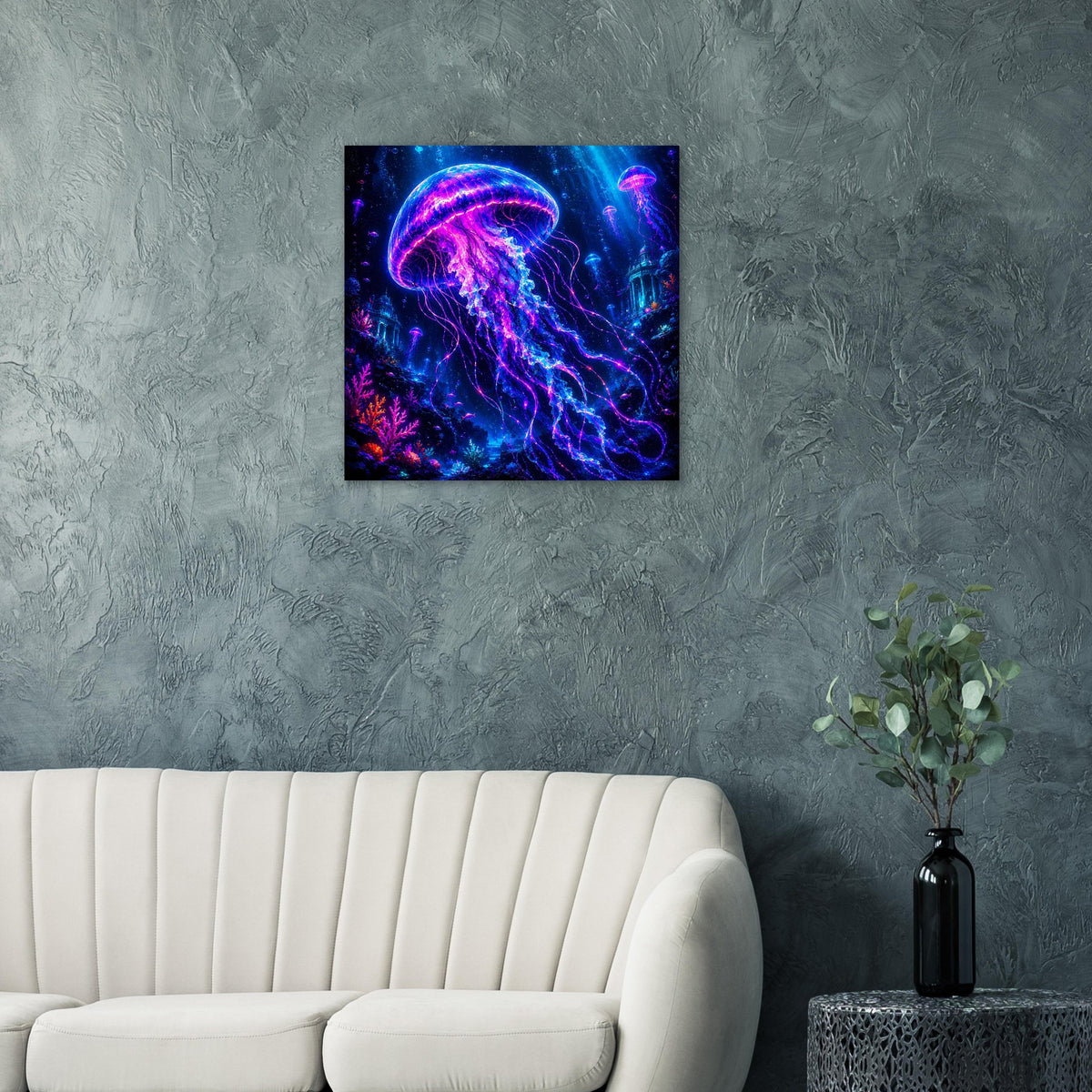 Wandposter mit leuchtender Qualle in Neon-Violett und Pink auf blauem Tiefsee-Bild