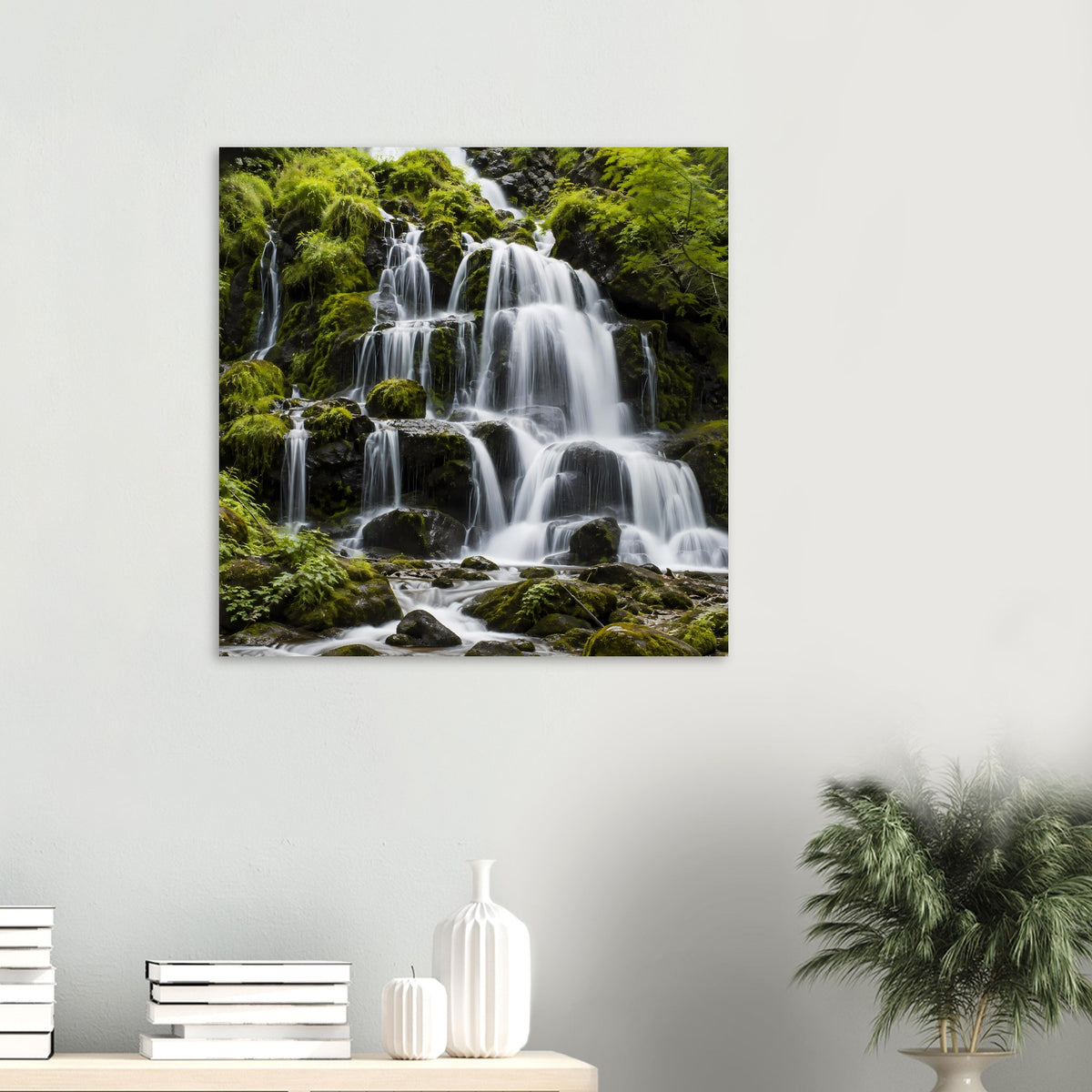 Wasserfall-Poster im Quadratformat mit weißen Kaskaden, grünem Moos und dunklen Felsen