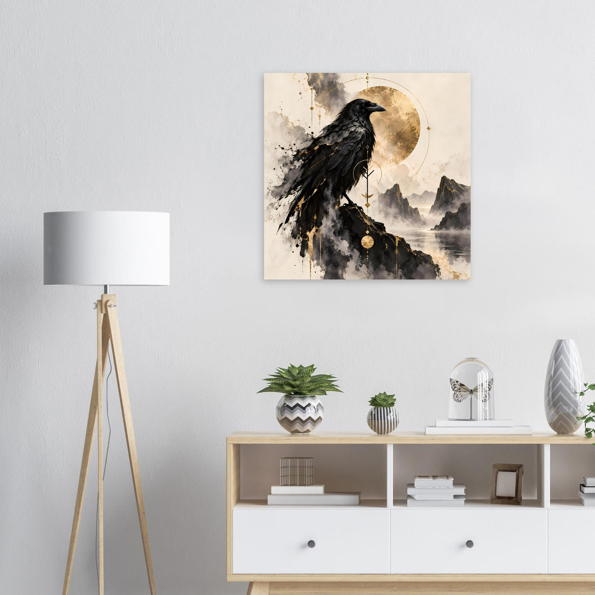 Wandposter mit schwarzem Raben, goldenen Akzenten und rundem Mondmotiv