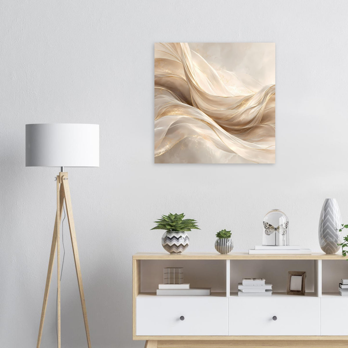 Quadratisches Leinwandposter mit cremefarbenen und goldenen, fließenden Wellen