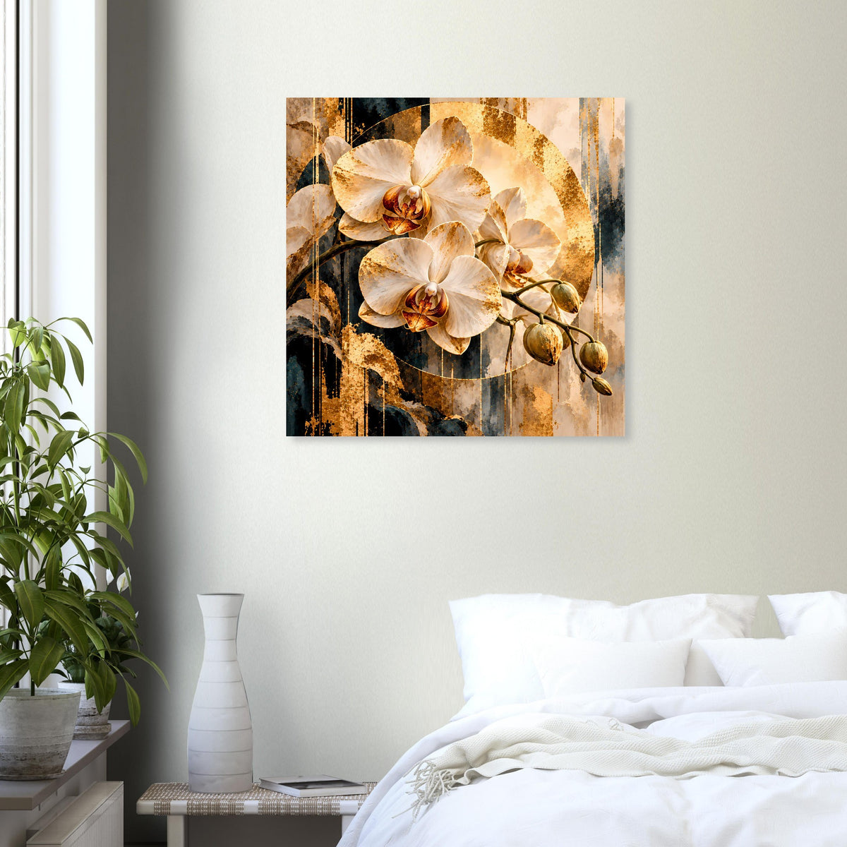 Orchideen-Kunstposter, quadratisch: gold- und cremefarbene Orchideen vor dunklem Muster