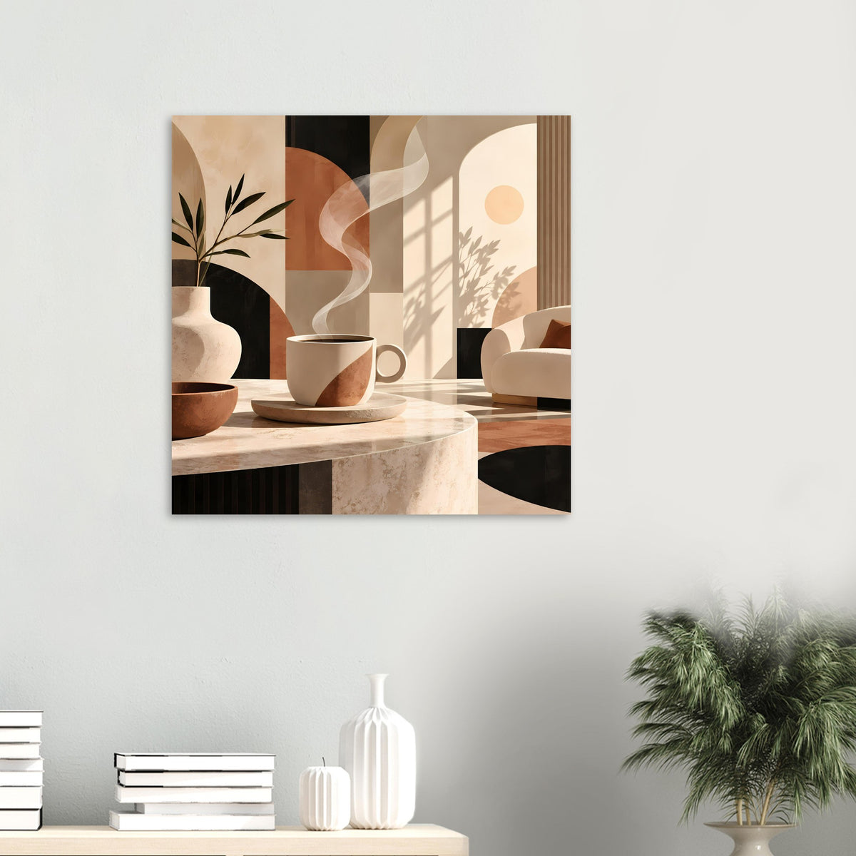 Wandposter mit warmen Erdtönen: Tasse und Sofa-Formen, eingerahmt im Wohnraum