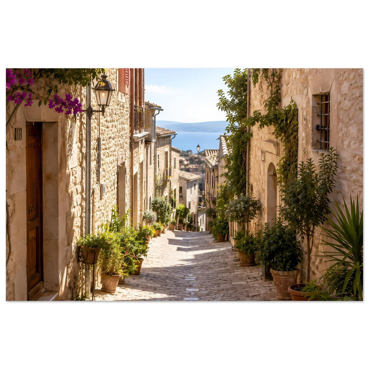 Wandposter (horizontal) mit mediterraner Gasse, Steinweg, Topfpflanzen und lila Blüten.