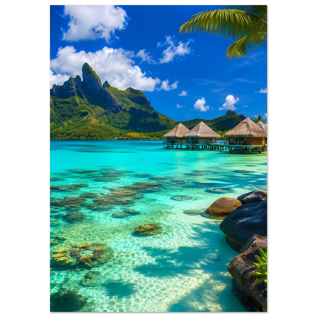 Strandposter im Hochformat mit türkisfarbenem Meer, Steg, Palmenblatt und Hütten