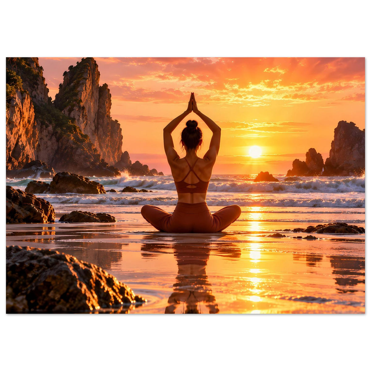 Yoga-Poster im Querformat mit meditierender Person im Lotussitz und Sonnenuntergang am Meer.