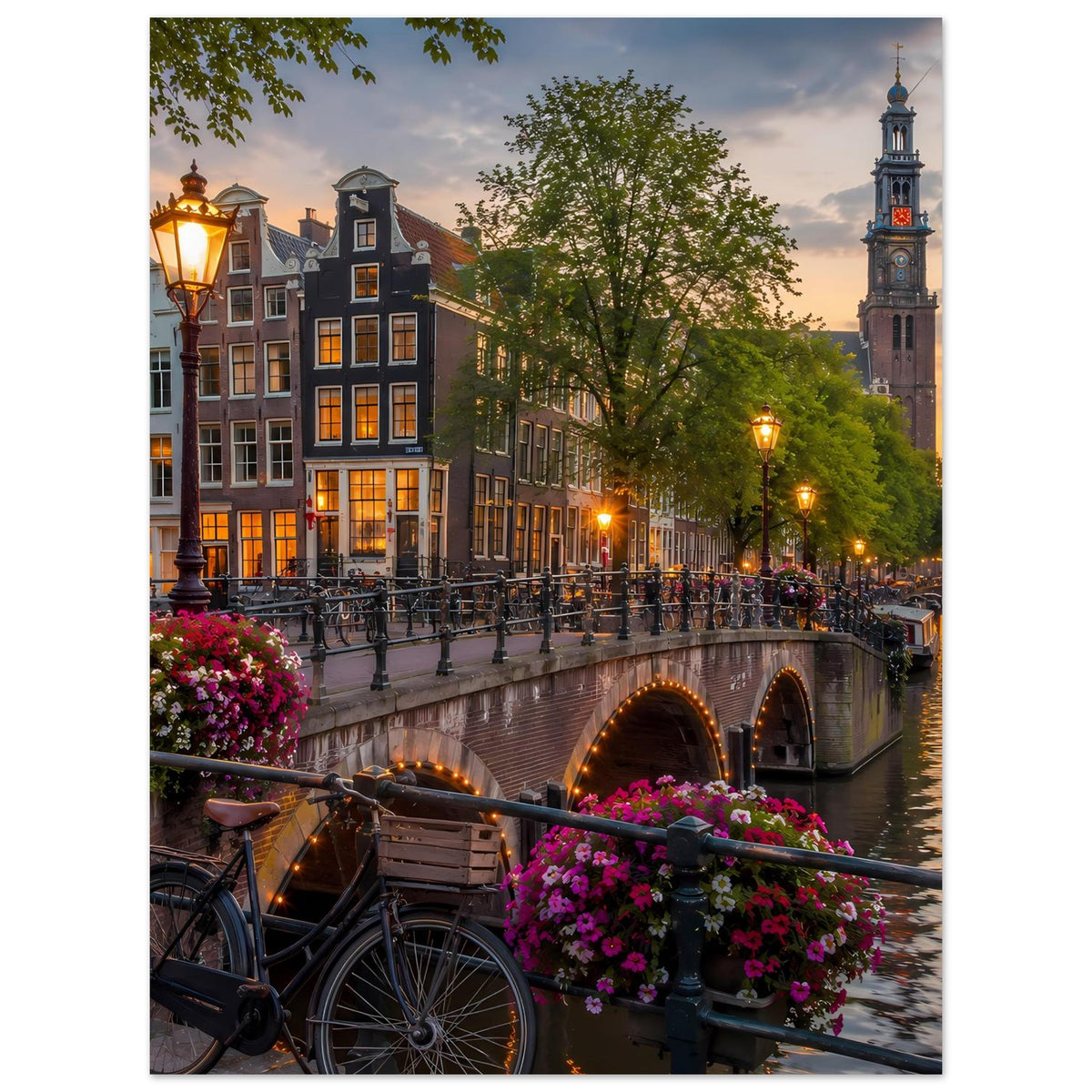 Poster im Hochformat: Amsterdamer Kanal bei Abendlicht mit Brücke, Fahrrädern und Blumen