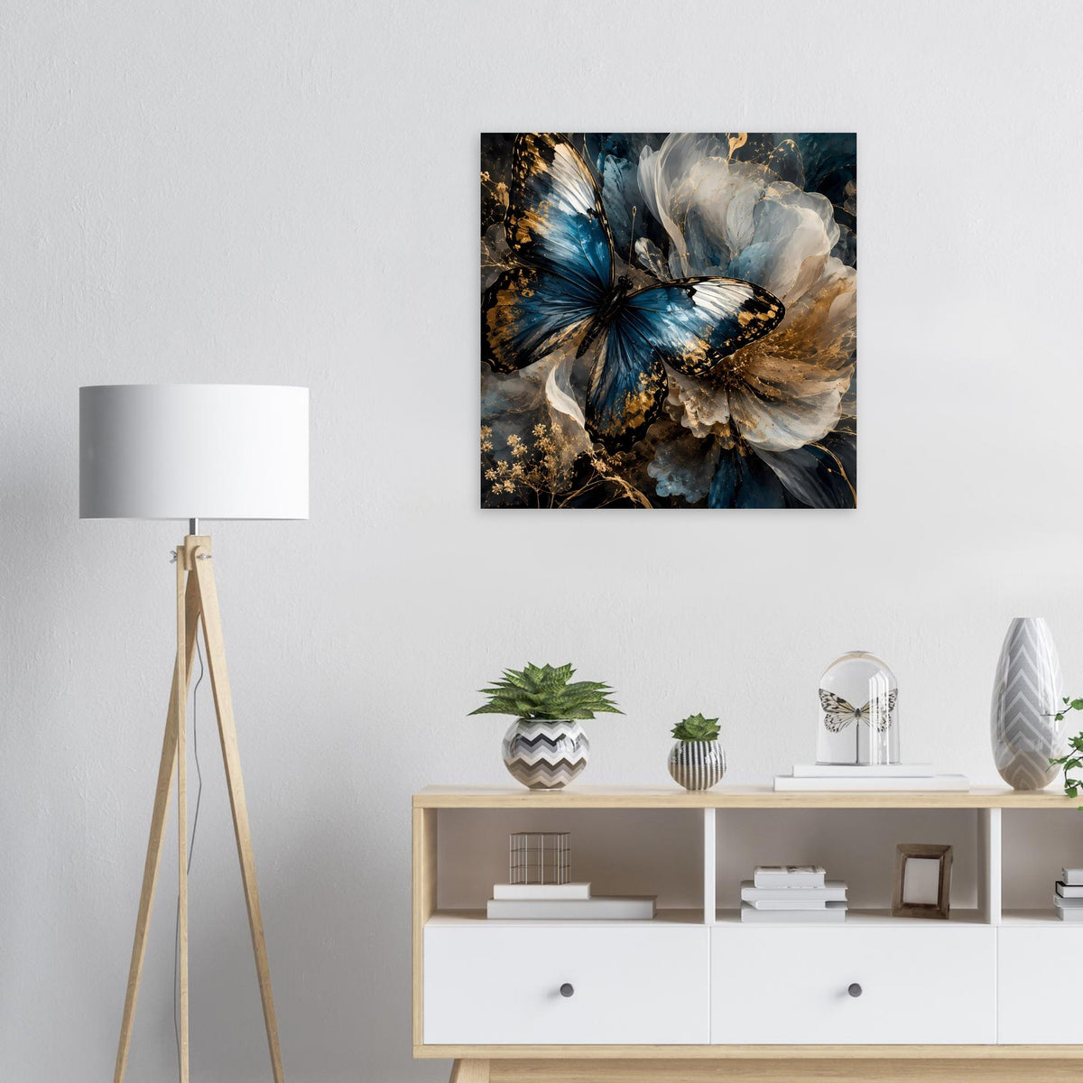 Quadratisches Wandposter mit blauem Schmetterling und goldfarbenen Akzenten auf dunklem Hintergrund