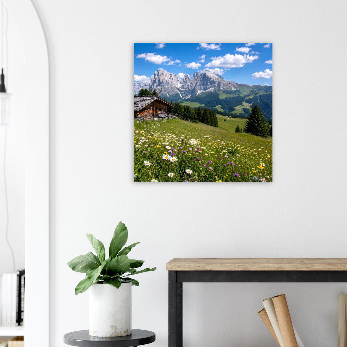 Alpenwiesen-Landschaftsposter mit Alpenwiese, Almhütte, Bergkette und blauem Himmel, blauer Rand