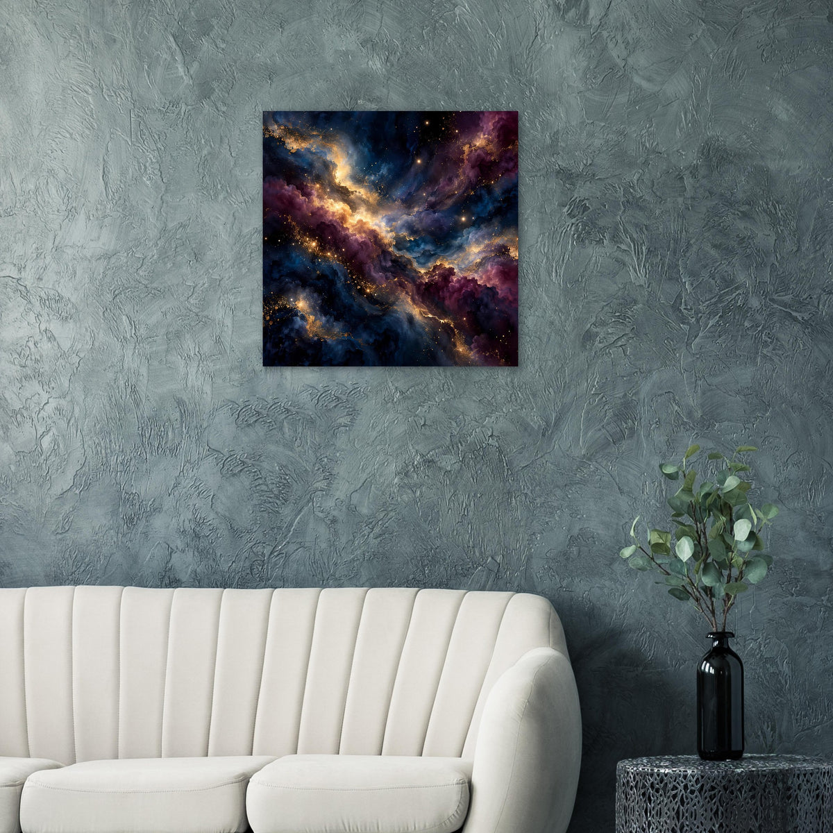 Quadratisches Poster mit kosmischer Nebelgalaxie, Dunkelblau, Violett und goldenen Akzenten