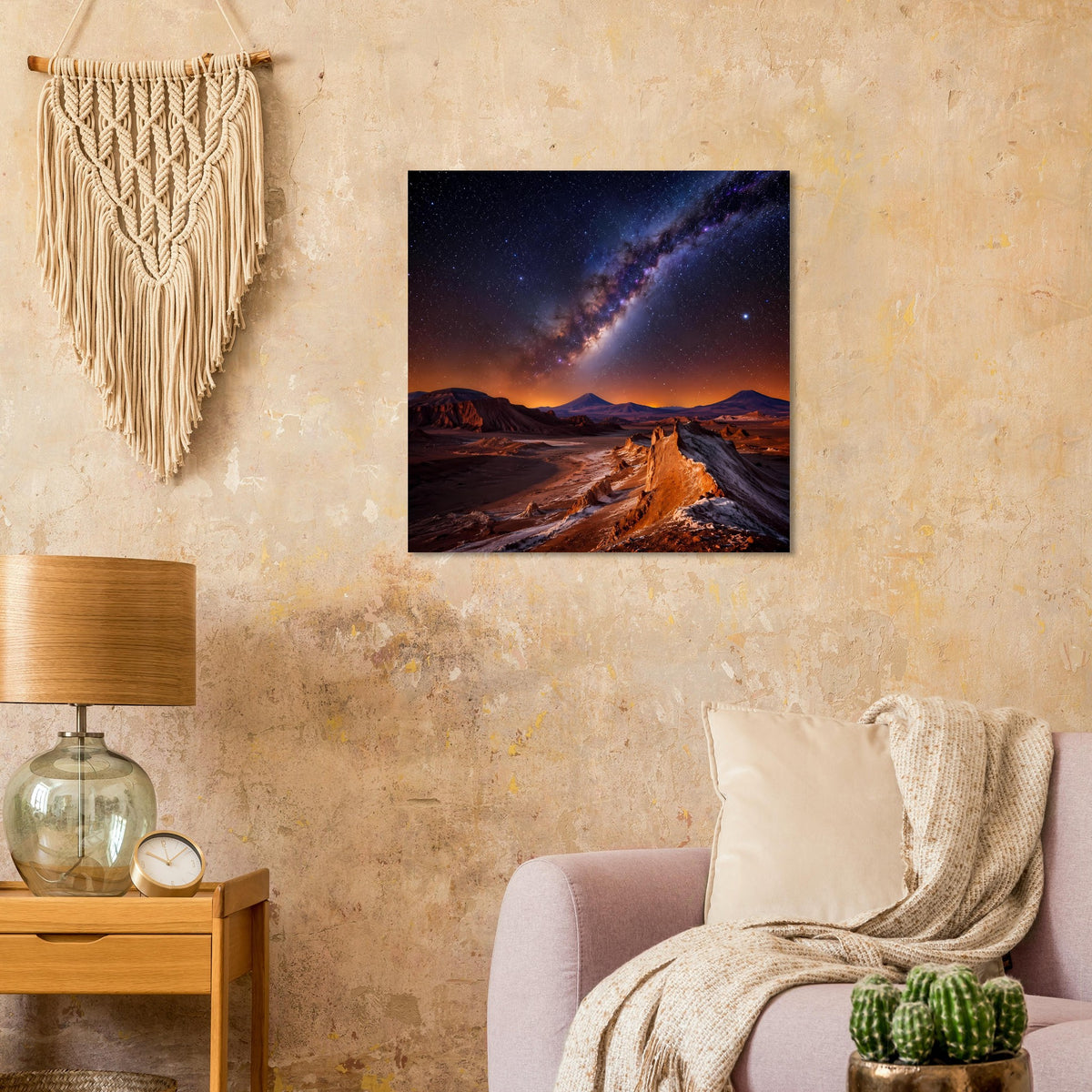 Quadratisches Poster im schwarzen Rahmen mit Sternenhimmel und Wüstenbergen im Sonnenuntergang