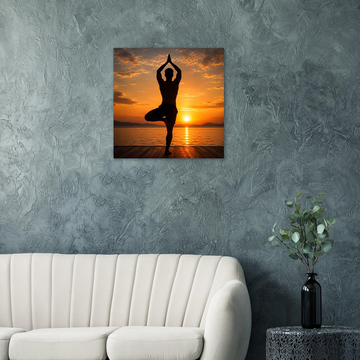 Quadratisches Poster im schwarzen Rahmen mit Yogasilhouette im Lotussitz am Sonnenuntergang