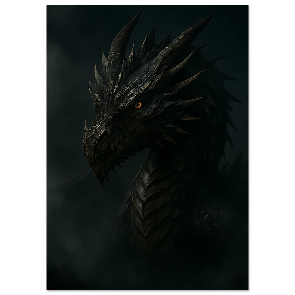 Poster im Hochformat: schwarzer Drache mit gelbem Auge, ausgearbeitete Zähne und Schuppen