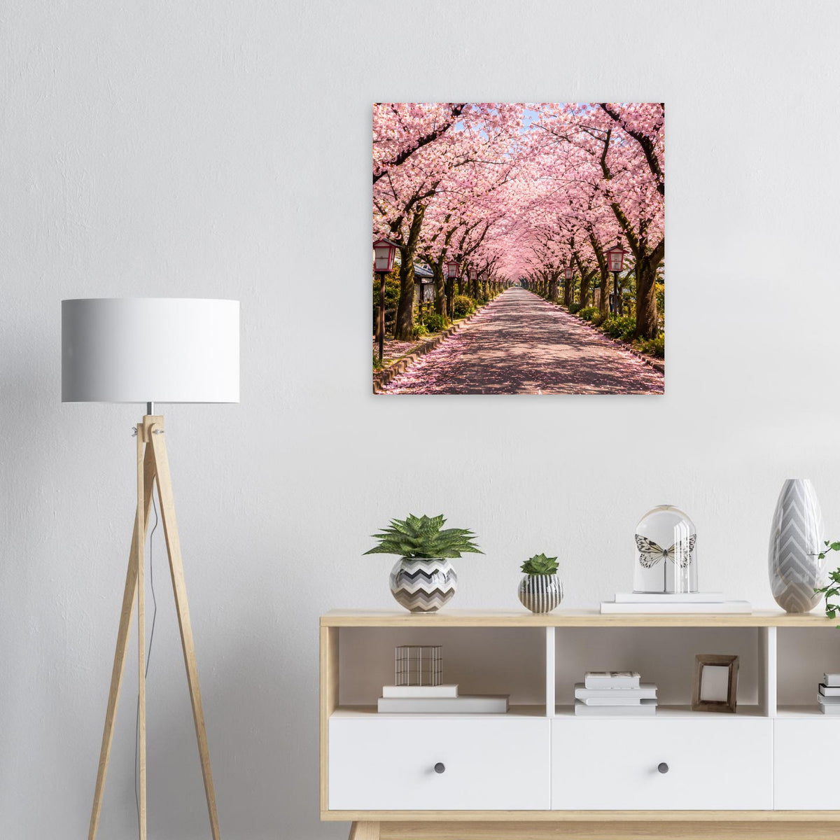 Quadratisches Poster mit Kirschblütenallee und gepflastertem Weg, rosa Blütenkronen