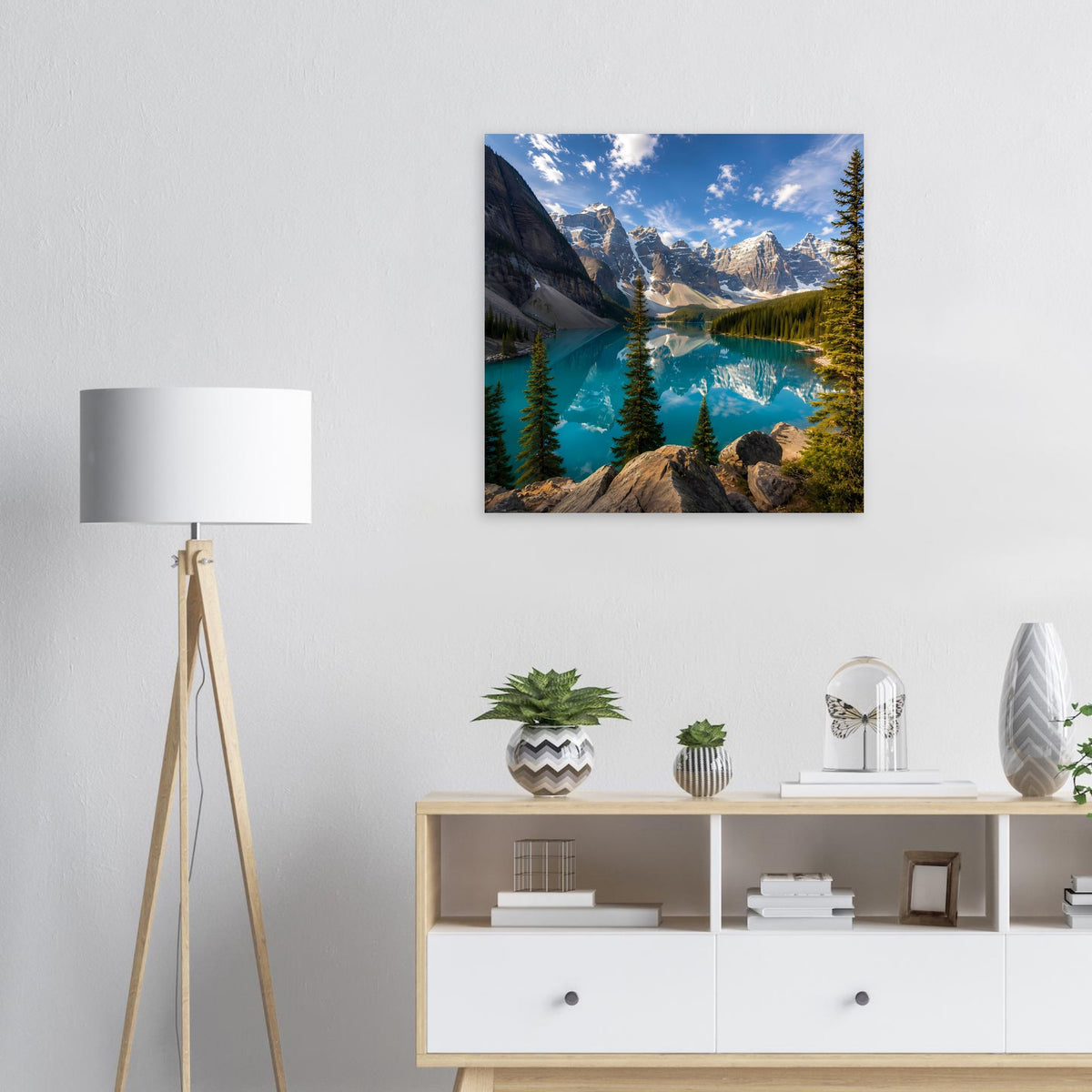Quadratisches Wandposter mit türkisfarbenem Bergsee, Bergen, Fichten und blauem Himmel