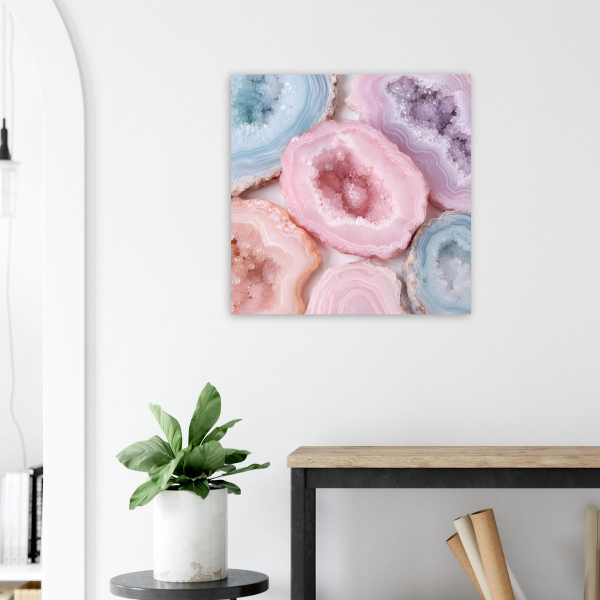 Quadratisches Geoden-Poster mit rosa Kristallkern und blassblauen Akzenten