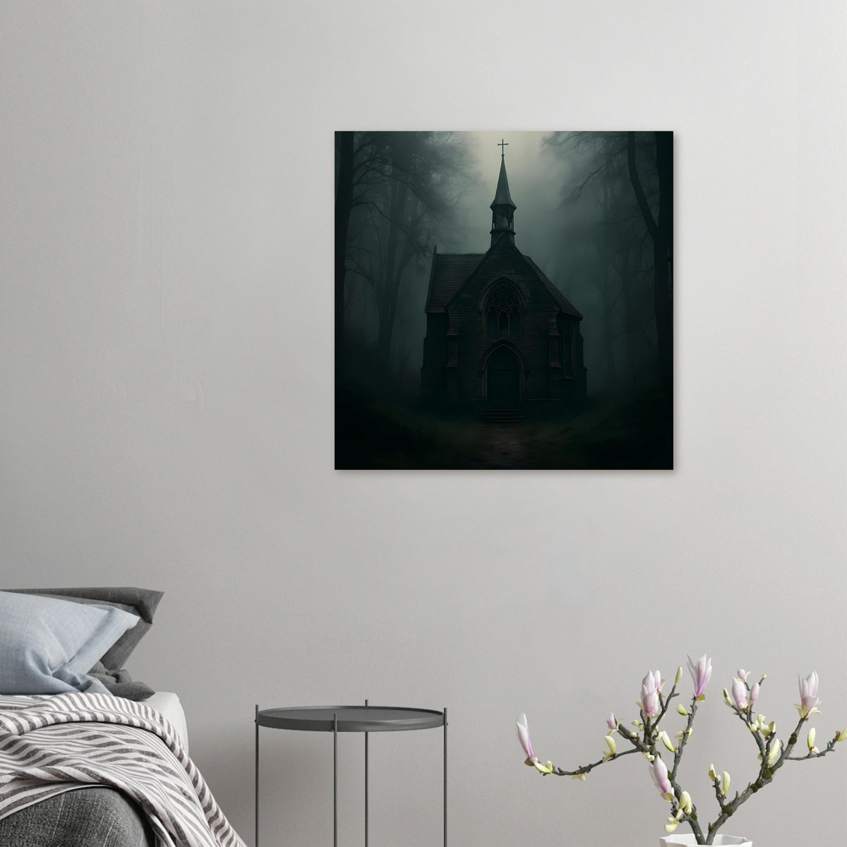 Quadratisches Poster mit dunkler Kapelle im Nebelwald, gedämpfte grün-dunkle Töne
