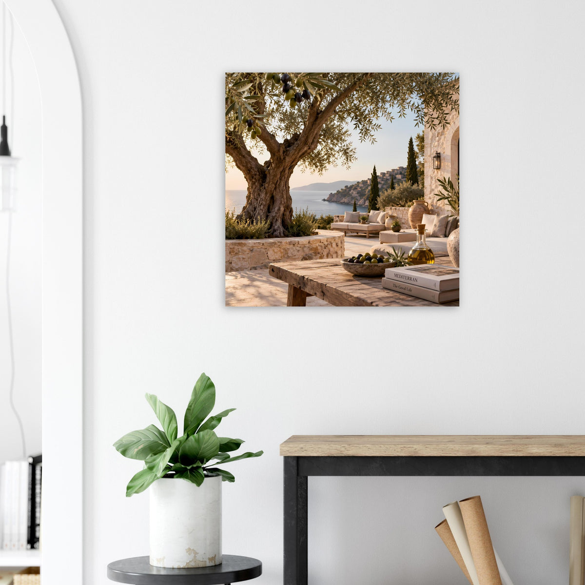 Poster mit Baum an der Terrasse, Blumenarrangements und Meer im Hintergrund