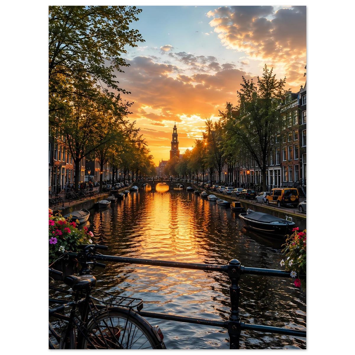 Vertikales Poster mit Blick auf den Kanal bei goldenem Licht, Boote am Ufer und Fahrradsilhouette