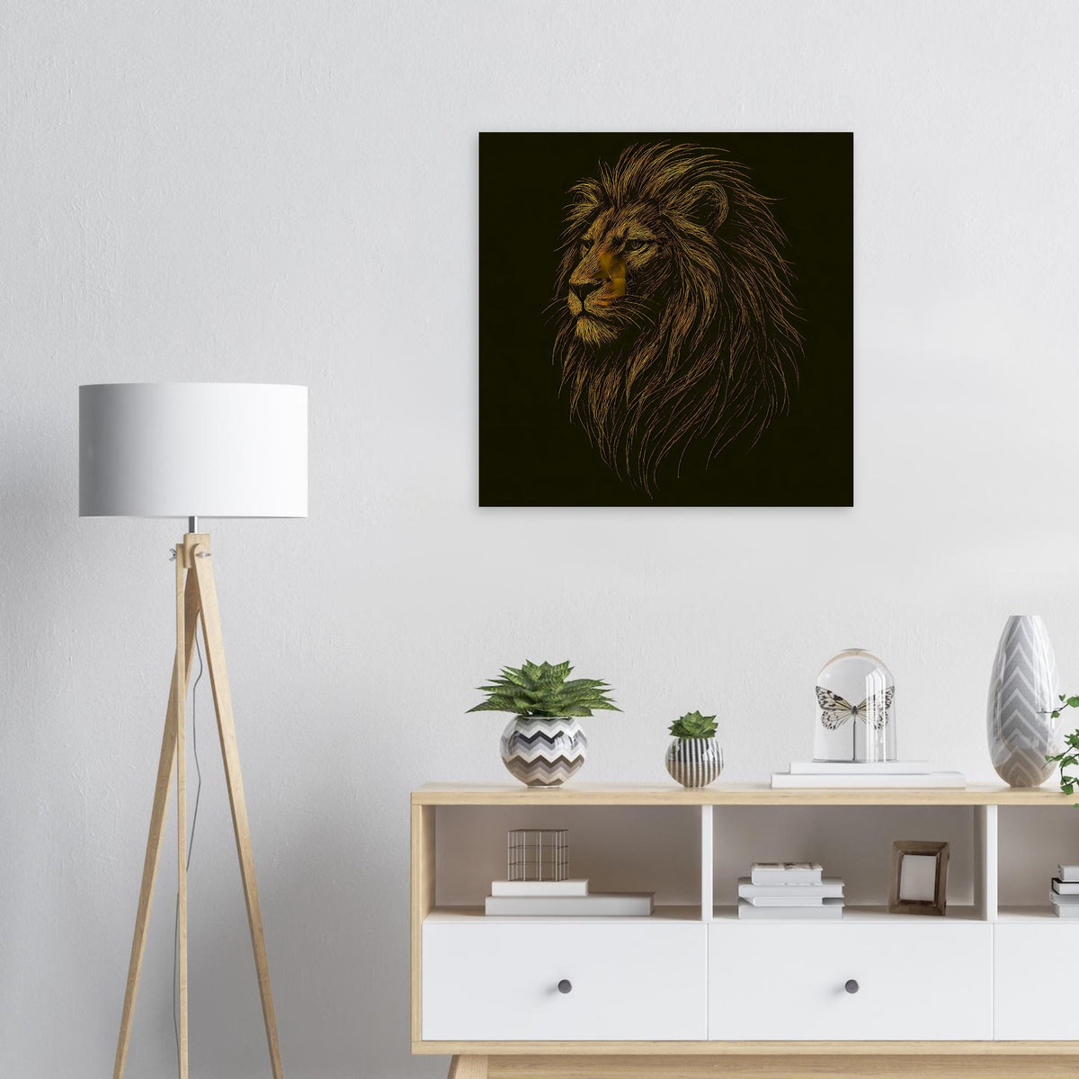 Quadratisches Löwenkopf-Poster mit braun-goldener Grafik auf dunklem Hintergrund.