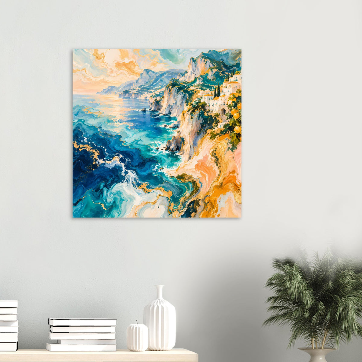 Quadratisches Küstenposter mit Meerwellen, Felsküste, grünen Hängen und gold-orangen Farbverläufen