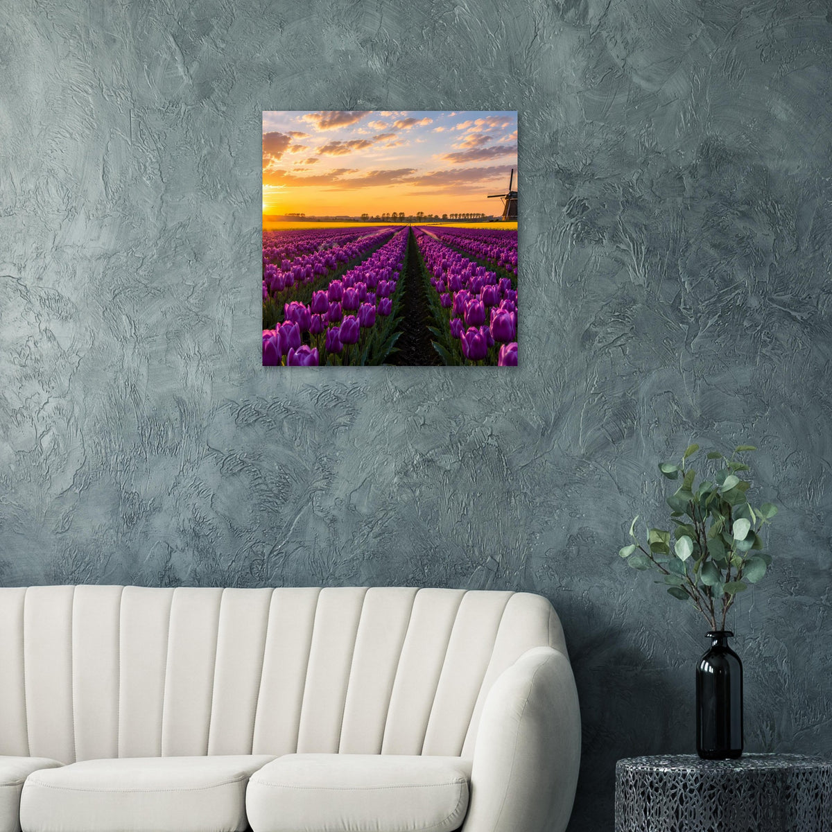 Quadratisches Wandposter mit violettem Tulpenfeld und orangefarbenem Abendhimmel
