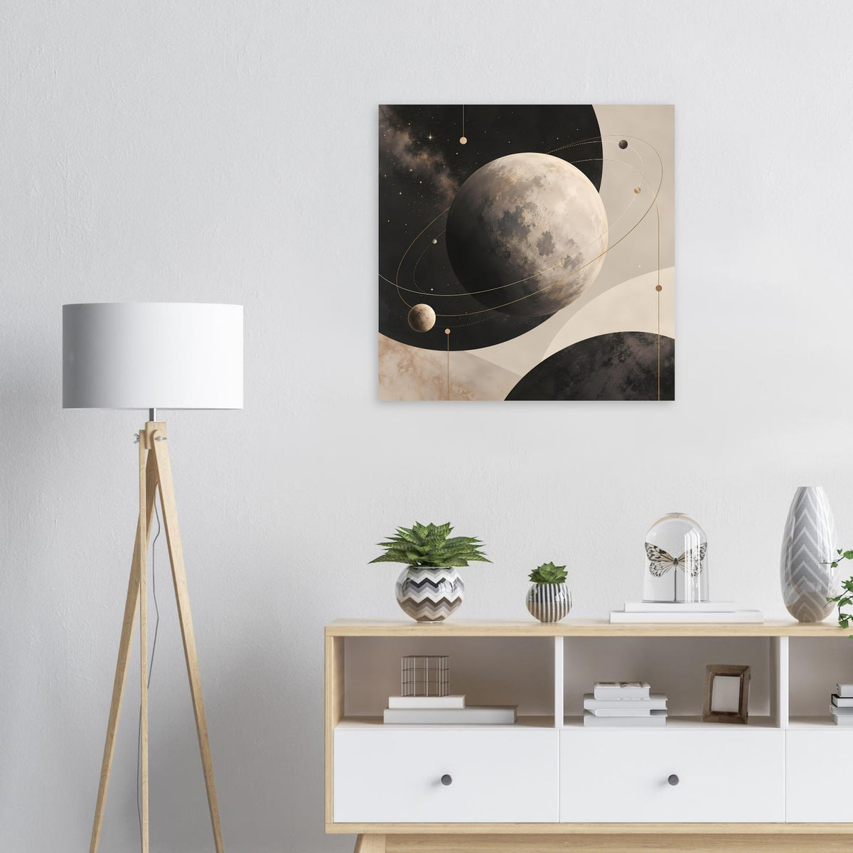 Quadratisches Poster mit großem Mond, kleinen Sternen und Bahnen in Erdtönen
