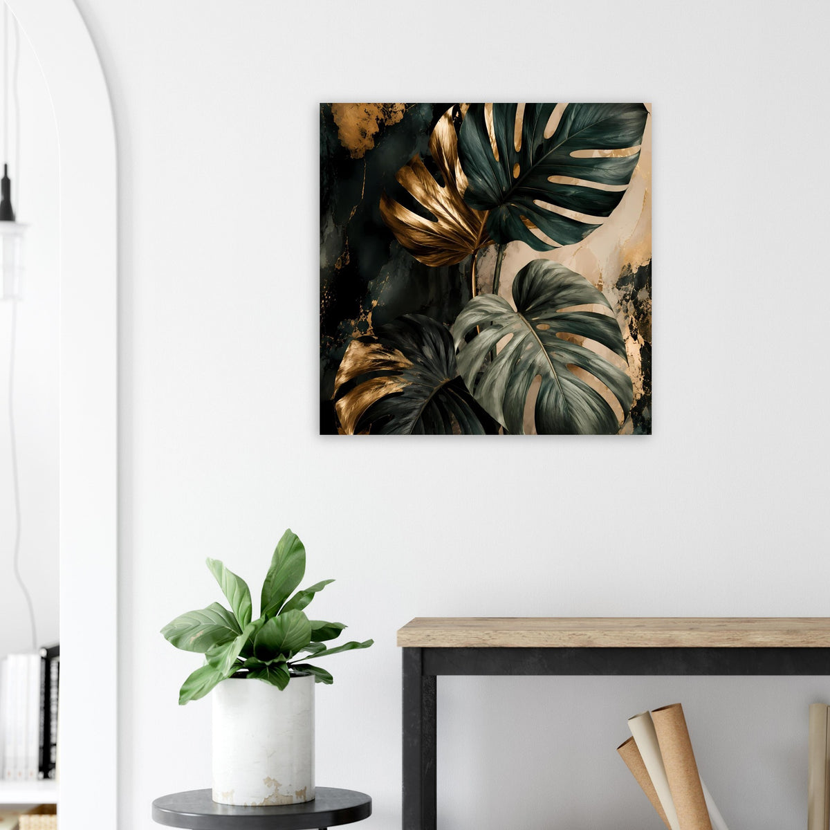Gerahmtes Quadrat-Poster mit dunkelgrünen Monstera-Blättern und goldenen Akzenten.