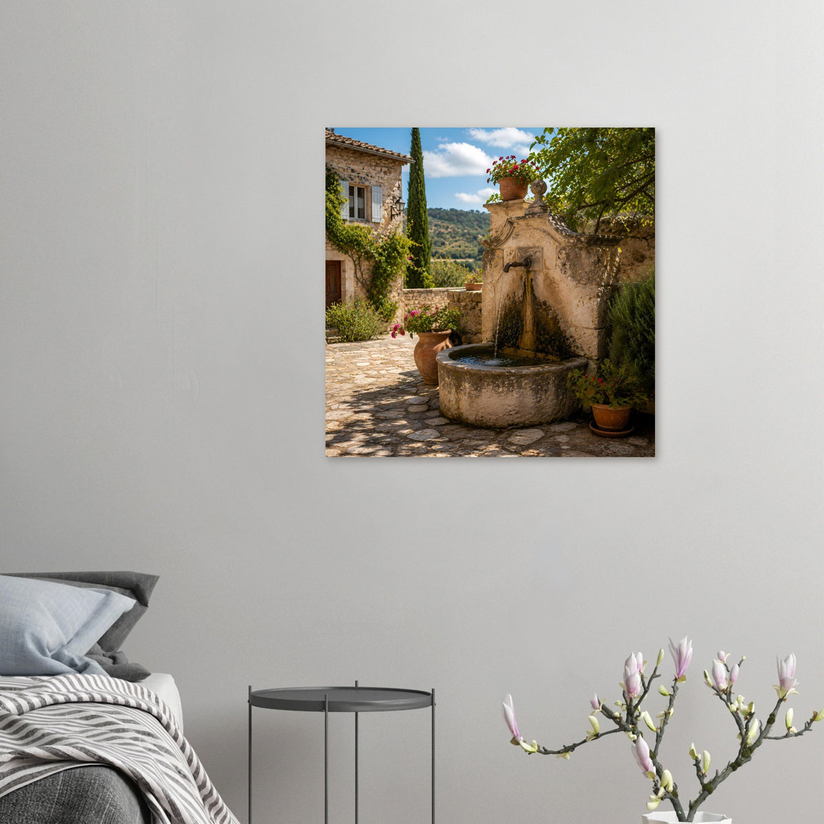Poster mit mediterraner Steinfountain, Wasserbecken und bepflanzter Natursteinwand