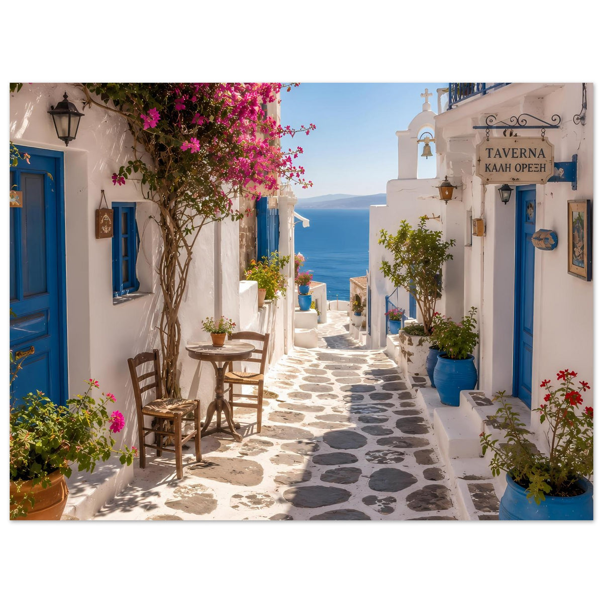 Posterdruck: mediterrane Gasse mit blauen Türen, weißen Fassaden, Steinen und pinken Blüten