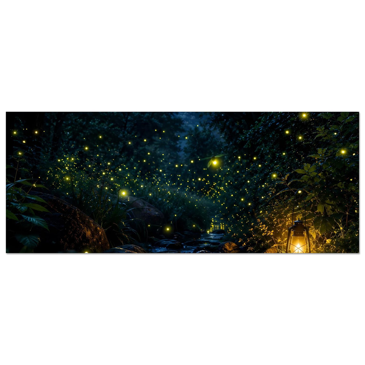 Horizontales Poster mit leuchtenden Glühwürmchen über Wald und Laterne am Ufer