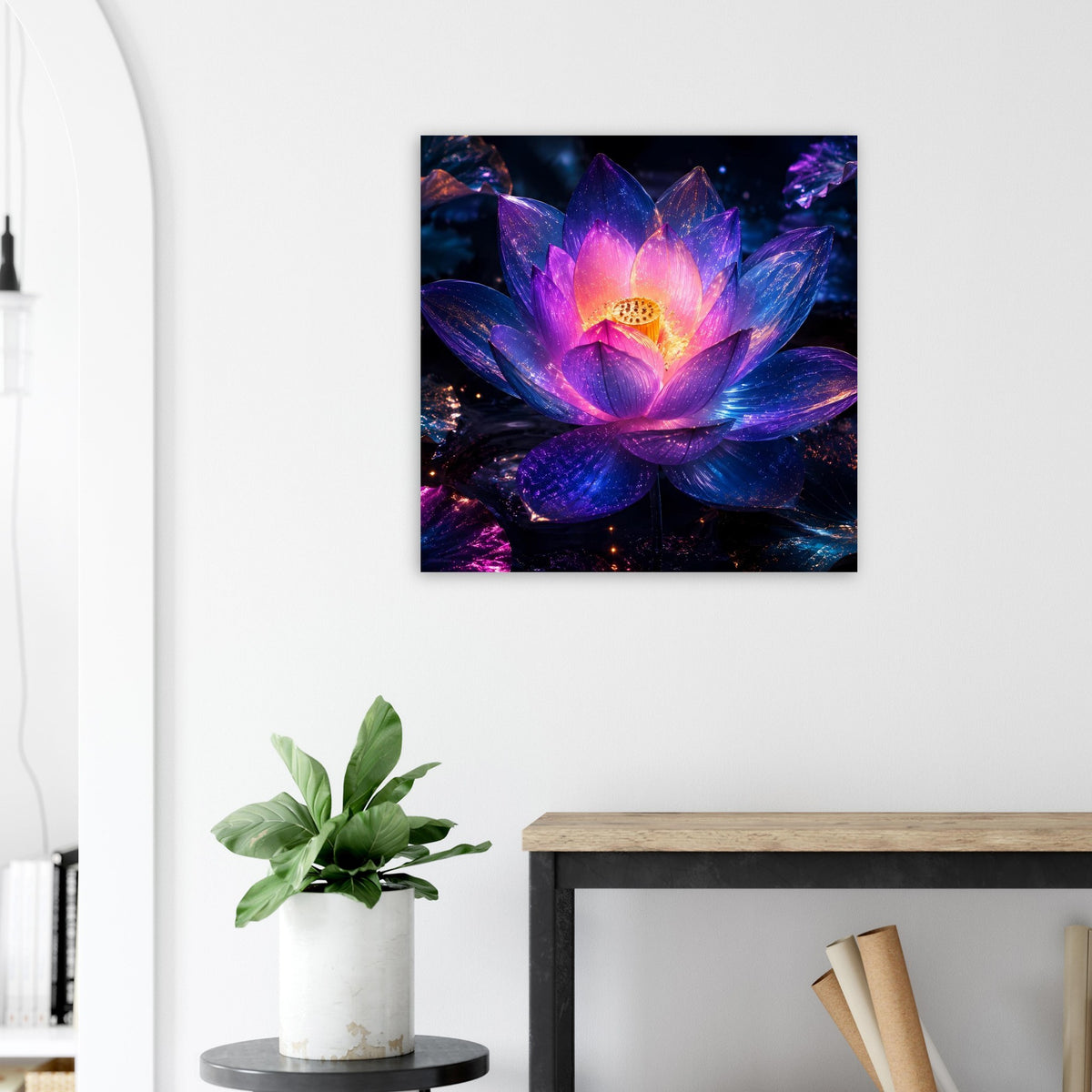 Quadratisches Poster mit leuchtender Lotusblume in kräftigem Violett und Goldzentrum