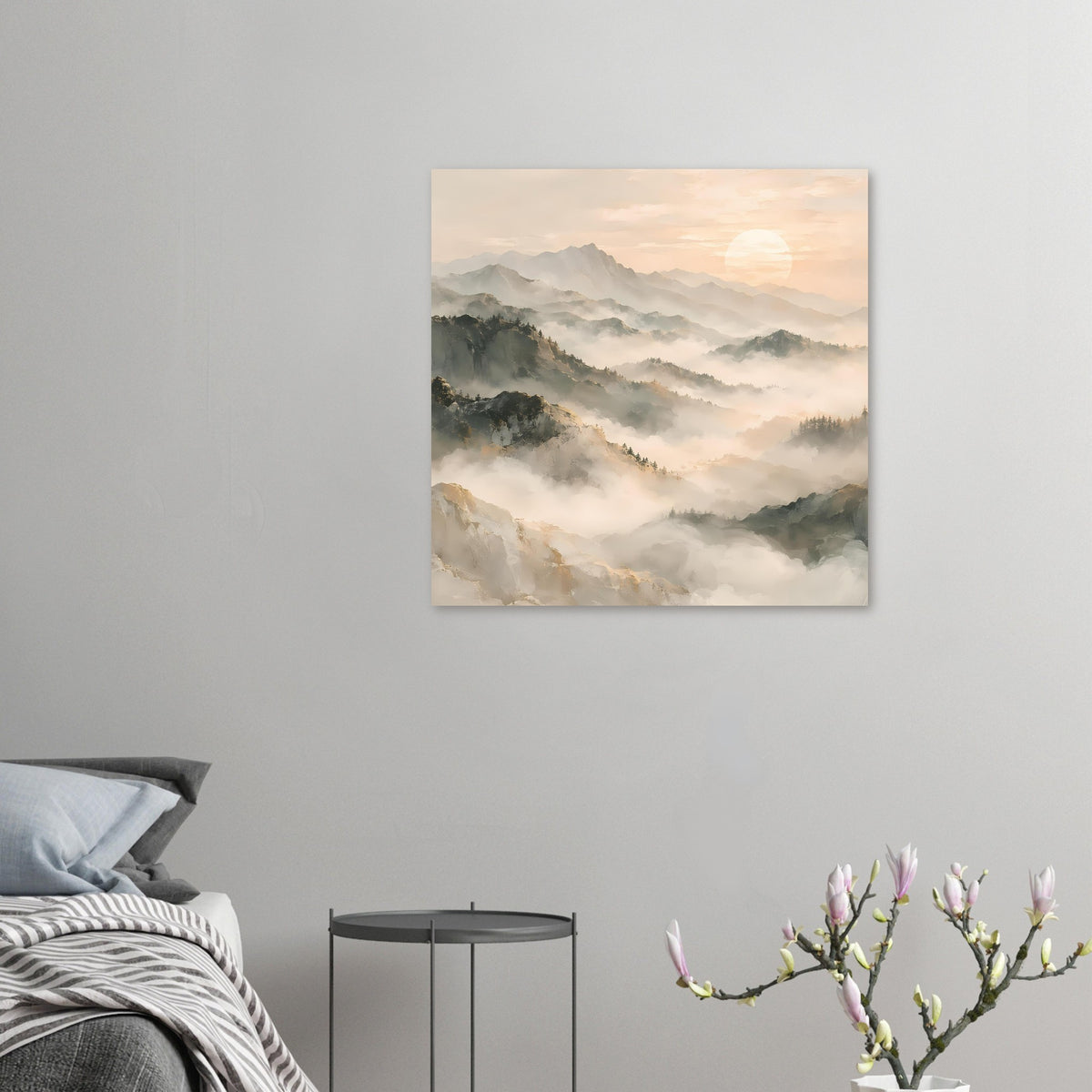Quadratisches Poster mit Berglandschaft und Nebel, matte Oberfläche.