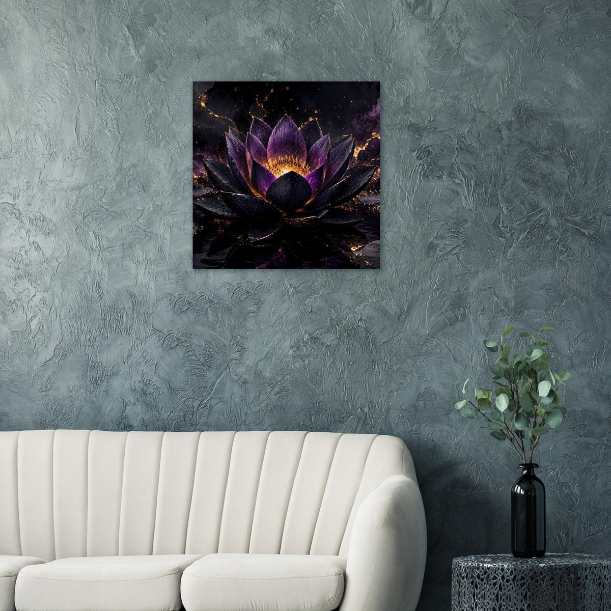 Lotusblüten-Poster mit violetter Blüte und goldener Mitte auf dunklem, funkelndem Hintergrund.
