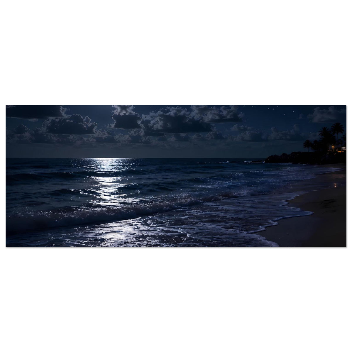 Horizontales Poster: Nachtstrand mit Mondreflex auf dem Wasser und dunklen Wellen.