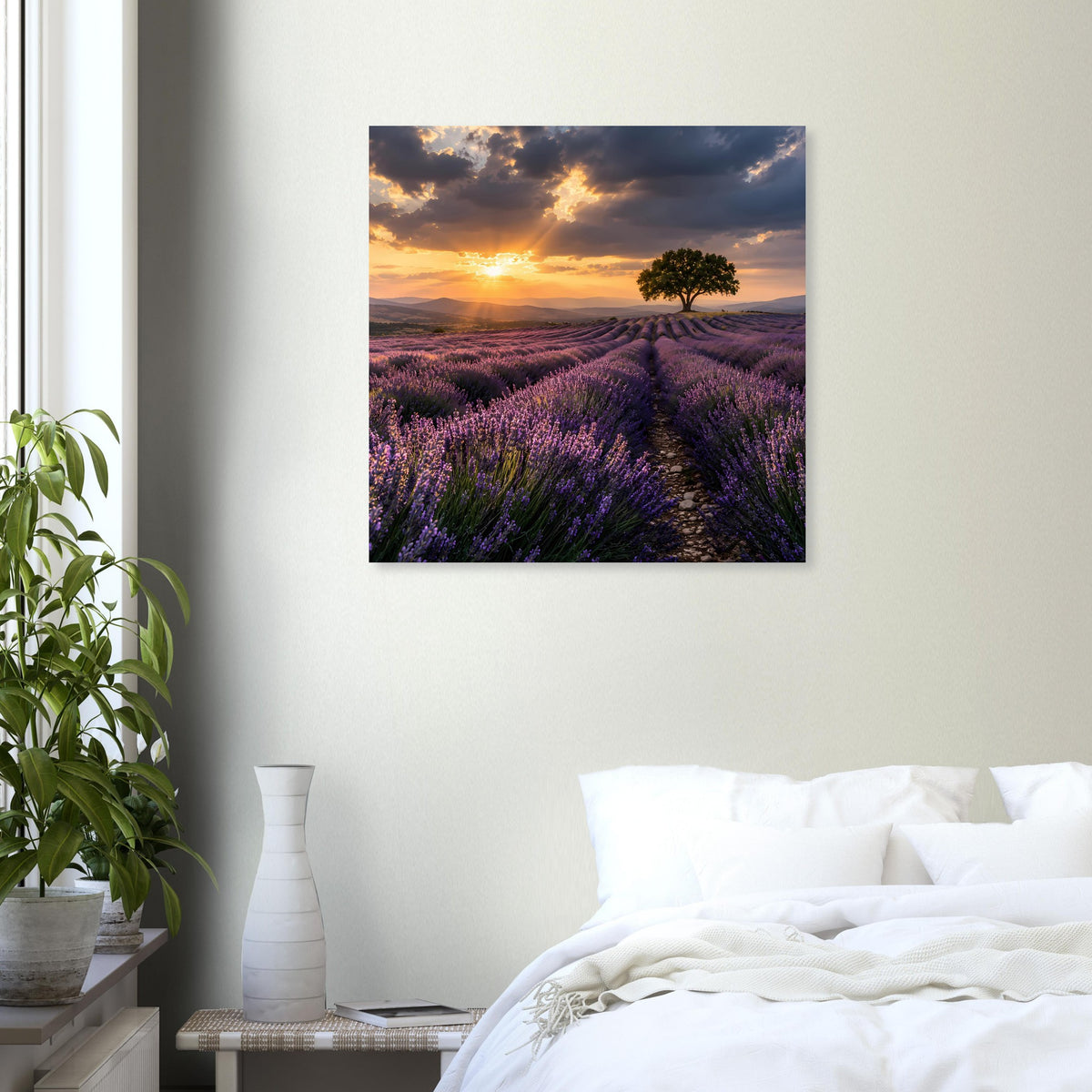 Quadratisches Wandposter mit Lavendelstreifen und Baum-Silhouette am Horizont