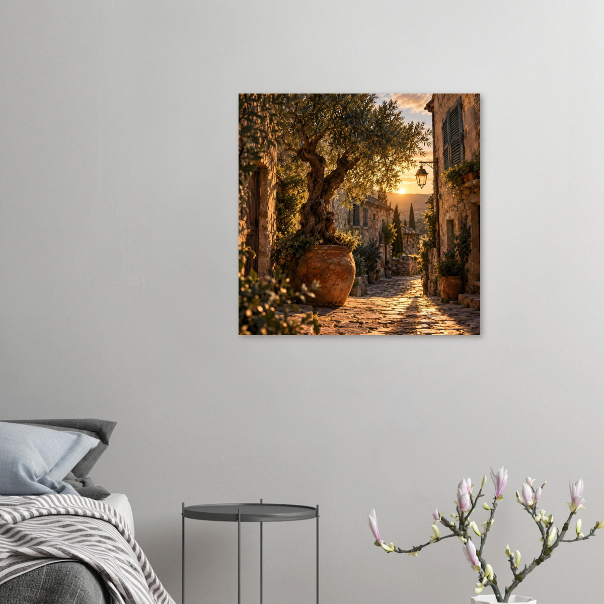 Kleines Sonnenuntergangs-Poster: Olivenbaum im Topf entlang einer Altstadtgasse