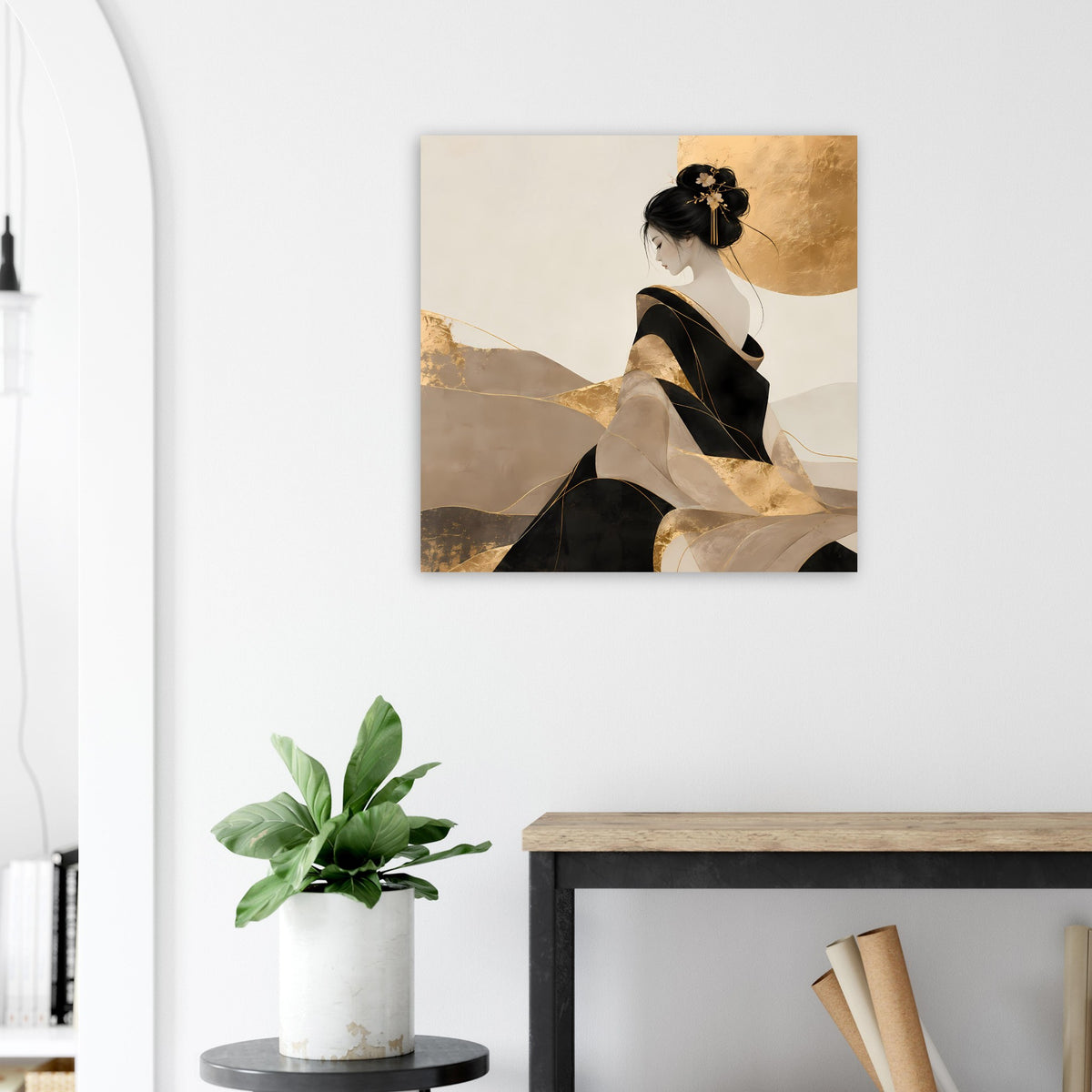 Quadratisches Kunst-Poster mit Frau von der Seite: schwarzes Outfit und goldene Farbflächen