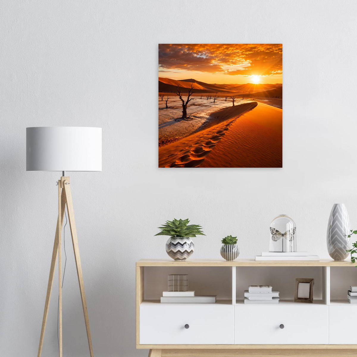 Wüstenlandschafts-Poster: Sonnenball über Dünen, klare Fußspuren im Sand und Baumreihen