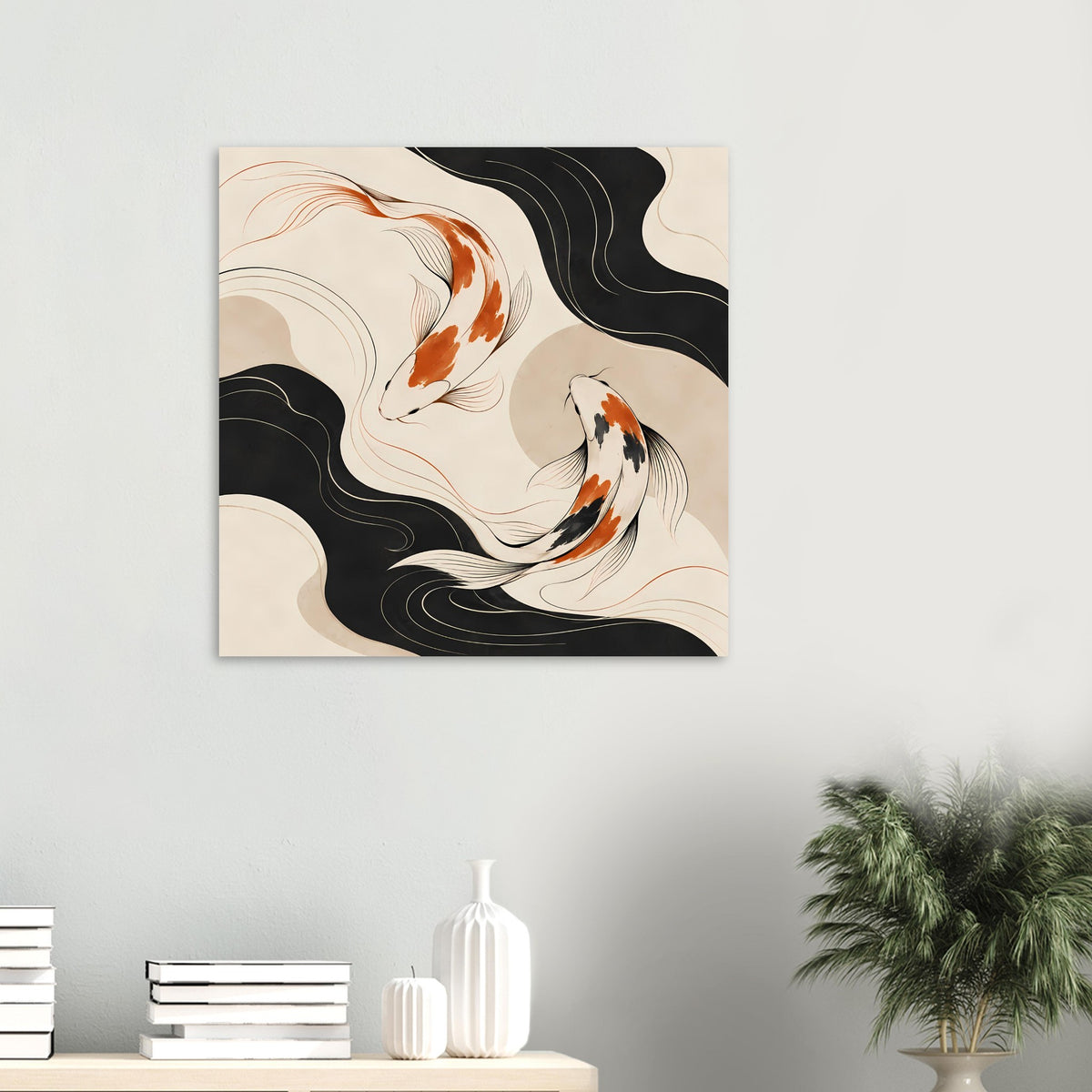 Kleines Koi-Fisch-Poster im Quadrat: orange-schwarze Fische und schwarze Wellenlinien auf beige
