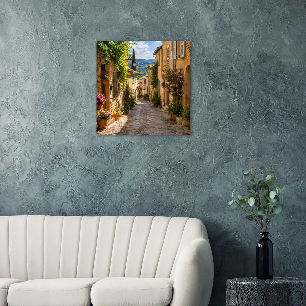 Wandposter mit mediterraner Gasse, Naturgrün an den Gebäuden und Blumen.