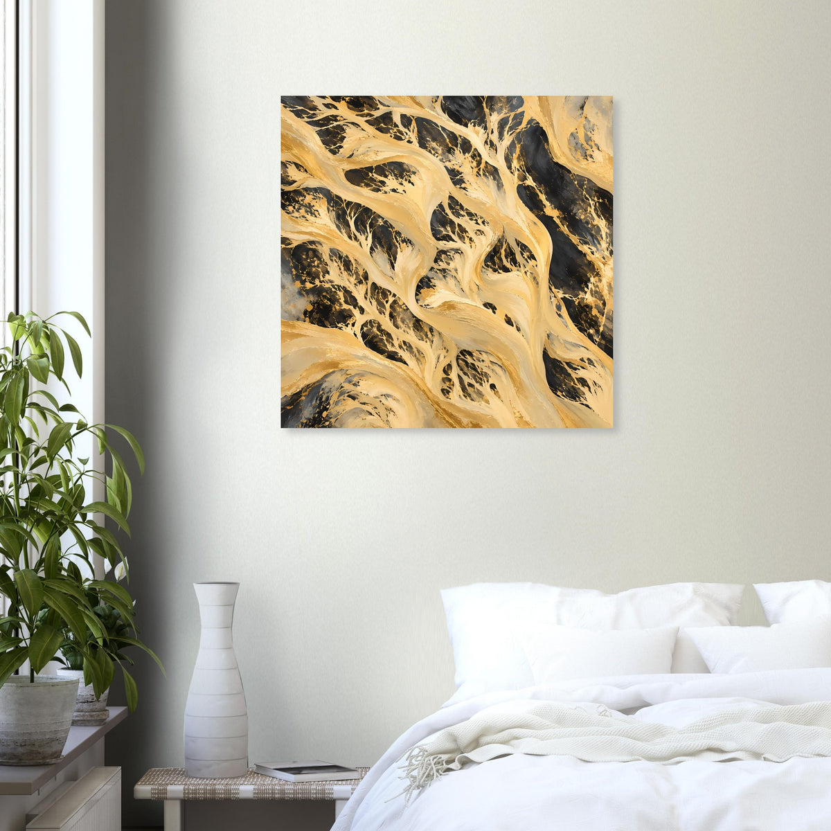 Abstraktes Kunstposter mit goldenen und schwarzen Wellenlinien, quadratisch