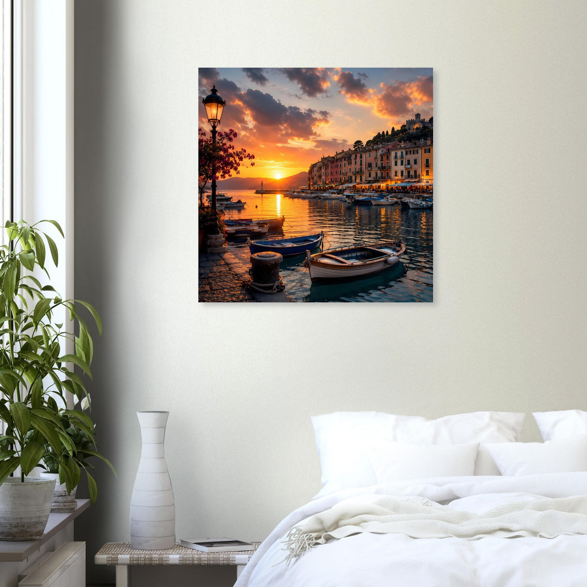 Quadratisches Poster mit Sonnenuntergang, Hafenpromenade und Booten auf ruhigem Wasser