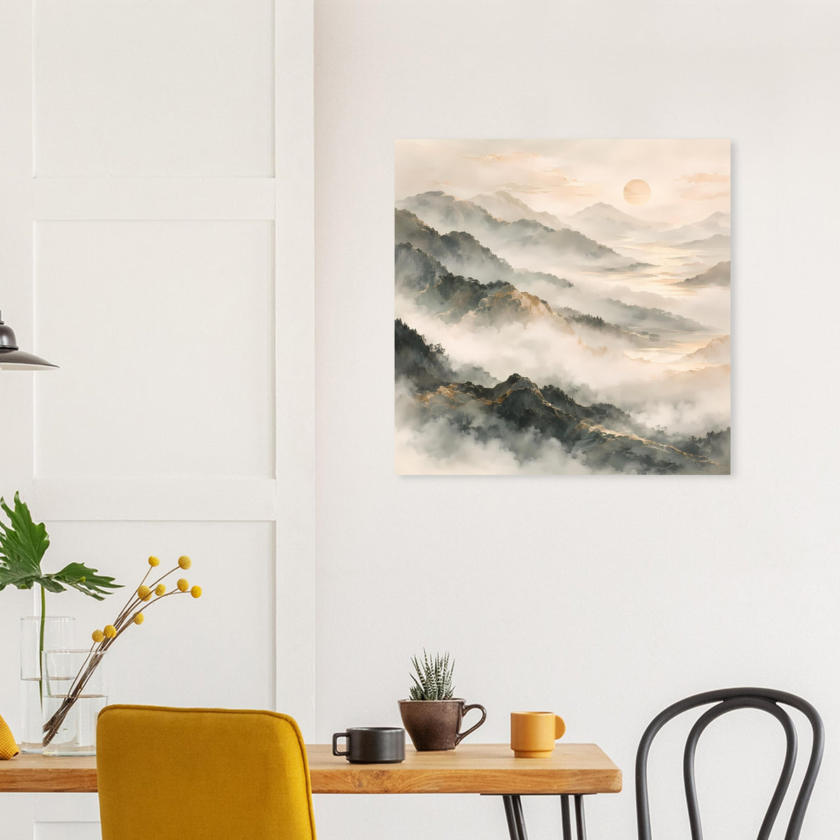 Quadratisches Poster mit Berglandschaft im Nebel, gedämpfte Beige- und Grautöne