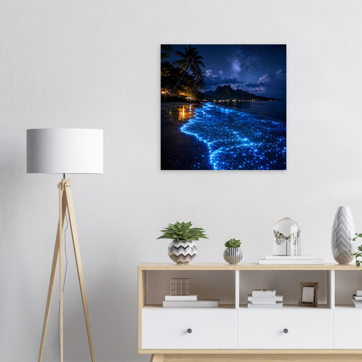 Quadratisches Wandposter mit blau leuchtender Meeresküste und dunklem Nachthimmel