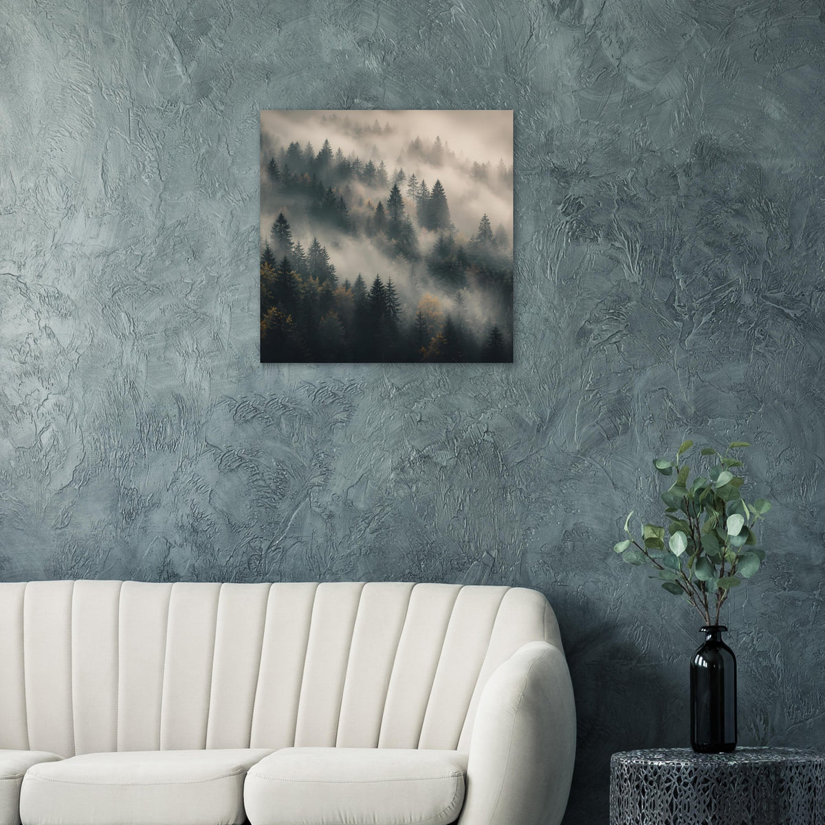 Quadratisches Poster: Tannenwald mit Nebelstaffeln, im schwarzen Rahmen