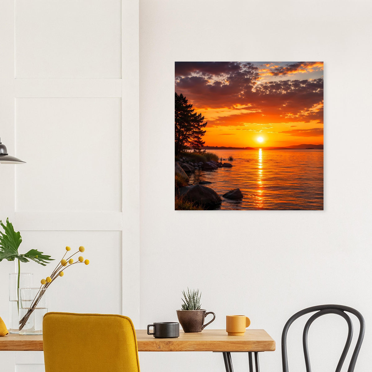 Quadratisches Poster mit Sonnenuntergang über Meer, orangefarbene Wolken und Baum-Silhouetten.